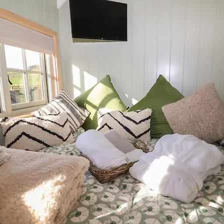 Shepherd Hut 1 *